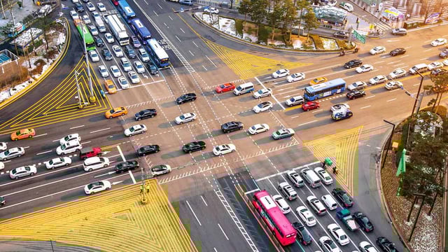 An areal picture of traffic and smart mobility in an urban area in South Korea.