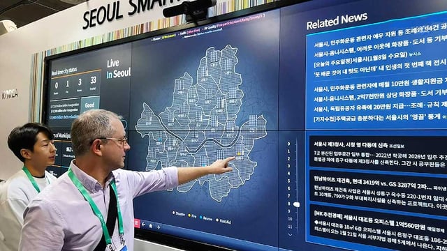A visitor exploring Seoul's Smart City Platform for Mayor displayed on a screen