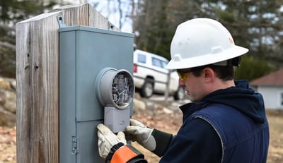 A technician specialised in DER Distributed Energy Resources at work in a smart city