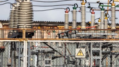 A National Blackout: Why and How the Power Grid Fails 