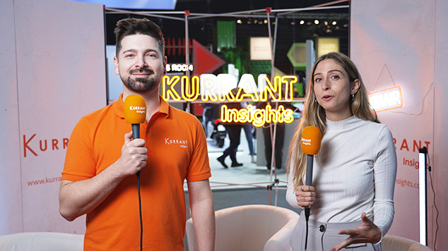 Two Kurrant Insights presenters holding microphones at the Smart City Expo World Congress Barcelona 2022.