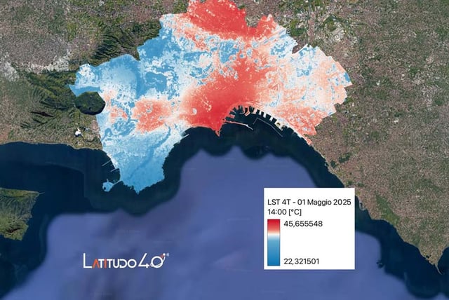 Latitudo 40 geospatial heat map overlaying a coastal city with a temperature scale legend and company logo.