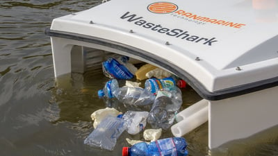 Automated vehicle collecting waste in the water