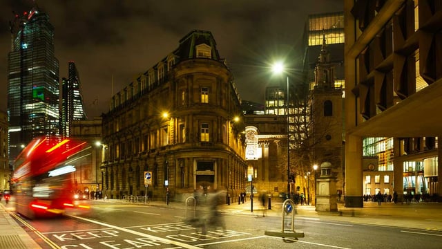 A street in London at night equipped with Wi-Sun smart street lights