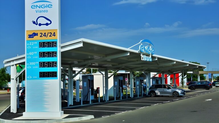 Engie Vianeo electric vehicle charging station with a price totem and sheltered charging bays under a blue sky.