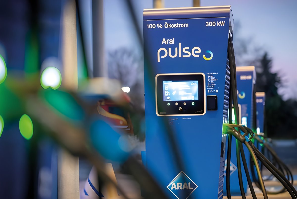 Blue Aral Pulse 300 kW electric vehicle charging stations at dusk.