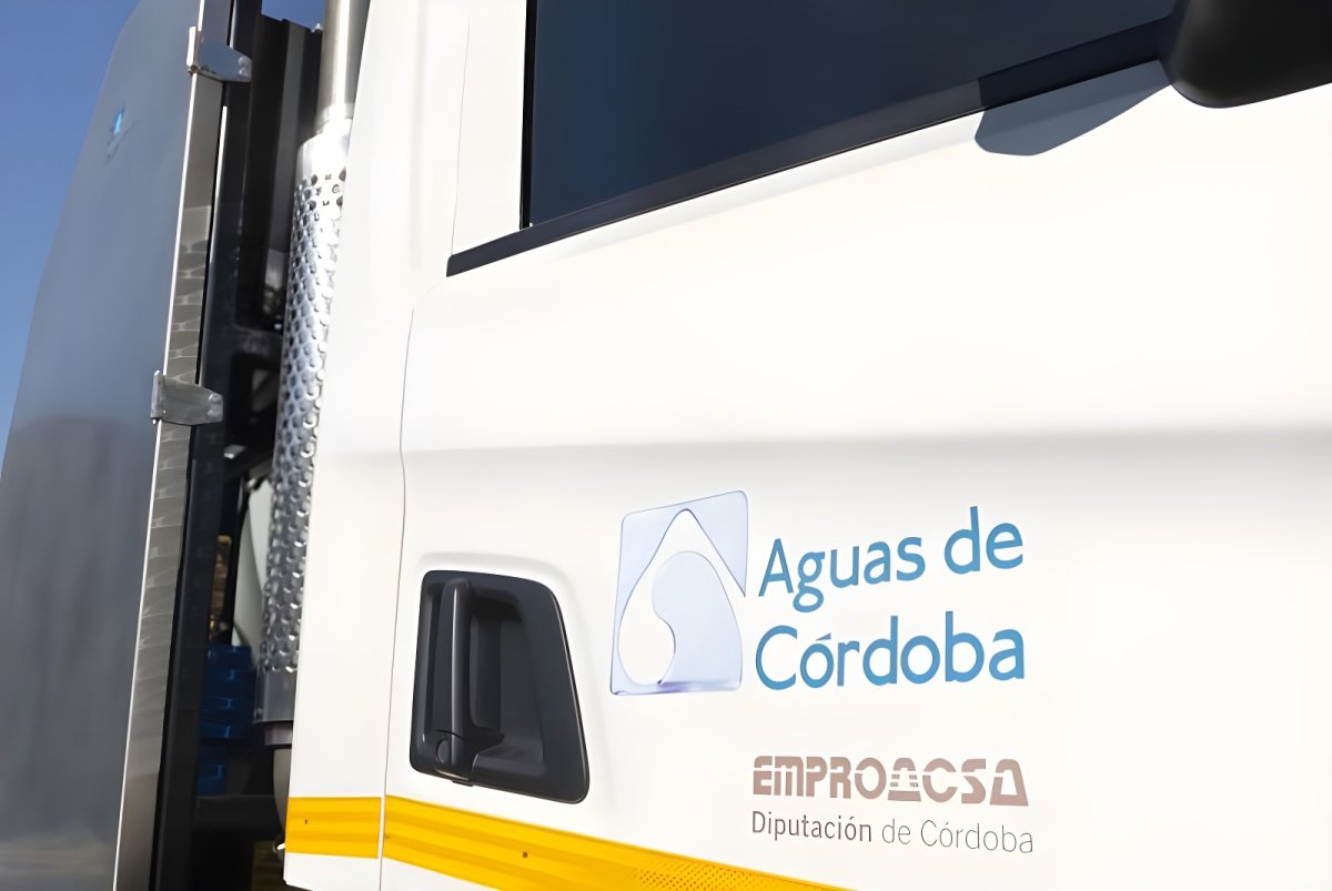 Close-up of a white EMPROACSA utility truck featuring the Aguas de Córdoba logo on the door.
