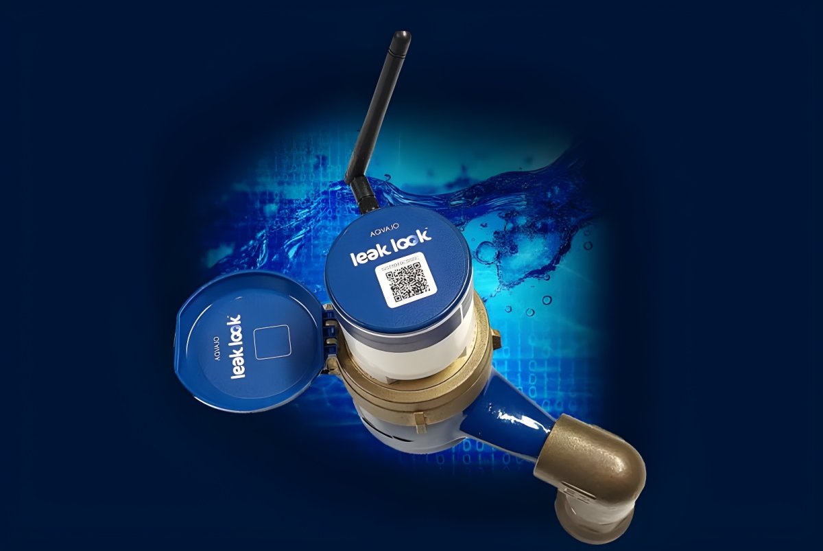 LeakLook smart water meter with an antenna and QR code mounted on a brass pipe against a blue digital water splash background.