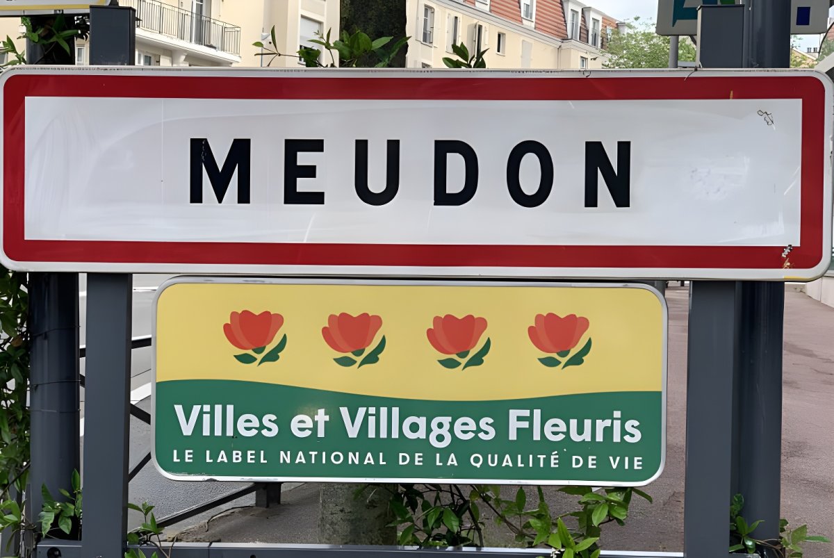 Meudon city entrance sign above a Villes et Villages Fleuris quality of life label on a suburban street.